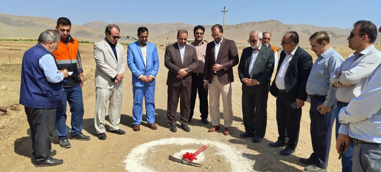 در سومین روز از هفته دولت و در راستای توسعه زیرساخت‌های حمل‌ونقل شهرستان نهاوند، سه پروژه مهم راه‌سازی با حضور مجتبی بیرانوند فرماندار شهرستان نهاوند کلنگ‌زنی شد. در این مراسم، عملیات بهسازی راه روستایی محمودیه خزل به طول ۲ کیلومتر با قرارداد اولیه ۷۰ میلیارد ریال و بهسازی راه روستایی احمدآباد به طول ۲.۶ کیلومتر با اعتبار ۶۵ میلیارد ریال آغاز شد. همچنین، پروژه مهم چهارخطه‌سازی محور قدیم نهاوند – بروجرد به طول ۲.۷ کیلومتر با اعتبار اولیه ۳۱۰ میلیارد ریال کلنگ‌زنی شد که با بهره‌برداری از آن، گامی اساسی در ارتقای ایمنی و تسهیل تردد در این مسیر پرتردد برداشته خواهد شد. فرماندار نهاوند در حاشیه این مراسم، با تأکید بر نگاه دولت به توسعه متوازن روستاها و ارتقای زیرساخت‌های جاده‌ای، اظهار داشت: این پروژه‌ها ضمن ایجاد اشتغال موقت برای اهالی منطقه، نقش بسزایی در توسعه گردشگری، بهبود دسترسی روستاها به مرکز شهرستان و کاهش سوانح رانندگی خواهد داشت.