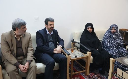 دیدار استاندار همدان با خانواده معزز شهید سنایی 