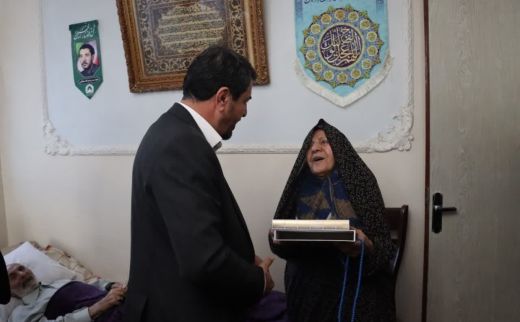 ملاقات و تکریم والدین شهیدان سلطانی در ملایر با حضور استاندار همدان
