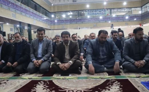 حضور استاندار همدان در میان نمازگزاران شهرستان رزن
