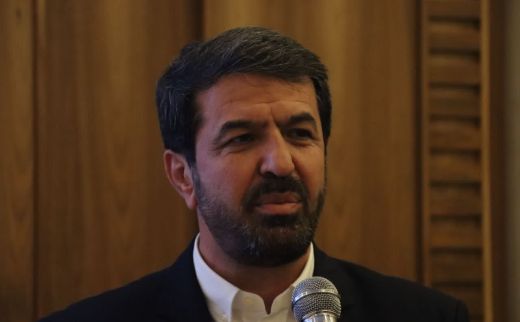 حضور استاندار همدان در جمع بازیکنان پاس پس از پیروزی در مسابقه اخیر