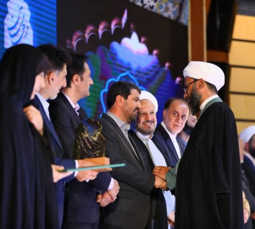 حضور مدیر کل زنان و خانواده استانداری همدان در آئین اختتامیه و تجلیل از برگزیدگان  هفدهمین مسابقات کشوری قرآن مدهامتان