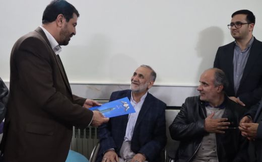 حمیدملانوری شمسی استاندار همدان در سفر به شهرستان فامنین با جانباز دفاع مقدس  علی نقوی دیدار کرد.