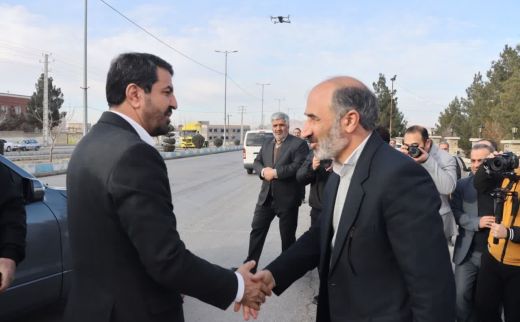 همزمان با پنجمین روز از دهه مبارک فجر استاندار همدان وارد شهرستان ملایر شد و به شهدای این شهرستان ادای احترام کرد.