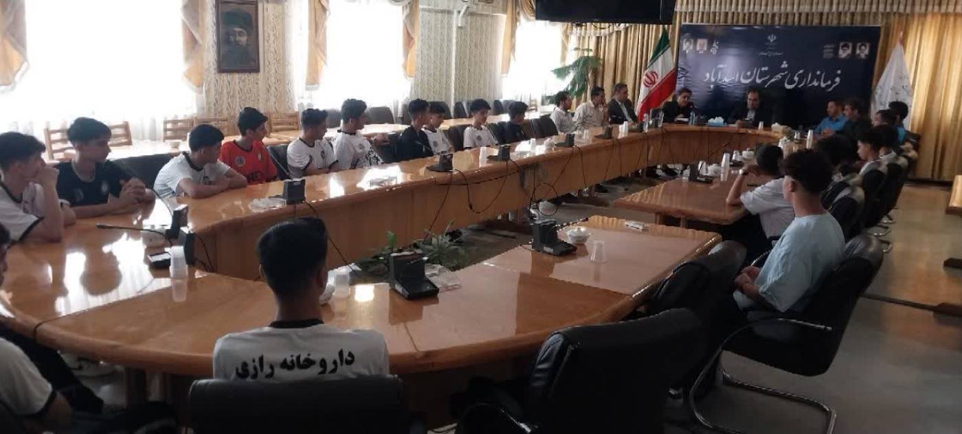 دیدار تیم فوتسال فاتح اسدآباد با فرماندار پیش از حضور در مسابقات لیگ مناطق کشور