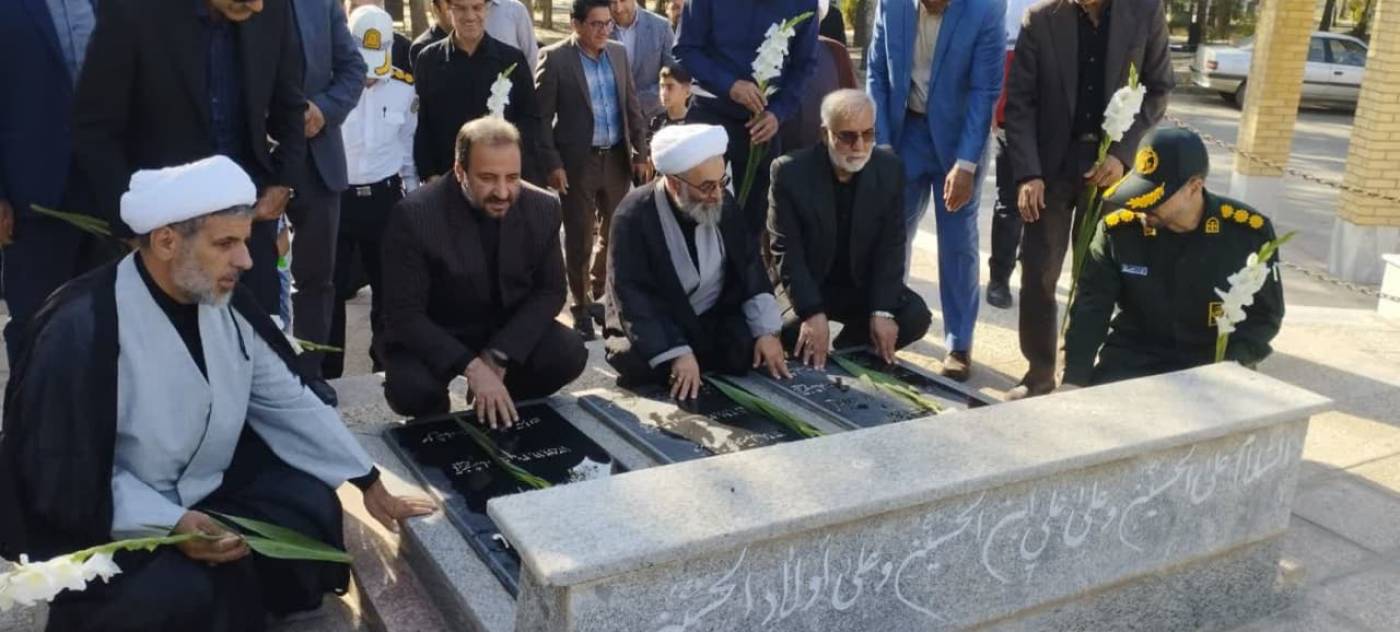 عطر افشانی و غبارروبی گلزار شهدای نهاوند در آغاز هفته دولت