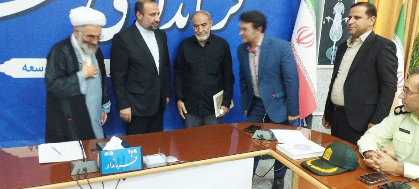 آغاز جلسه شورای اداری نهاوند با تجلیل از خانواده شهید داود ساکی