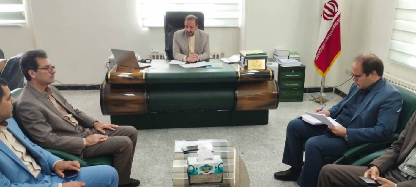  تعطیلی برای خدمت معنایی ندارد؛ جلسه شورای معاونین فرمانداری نهاوند با حضور بخشداران برگزار شد.