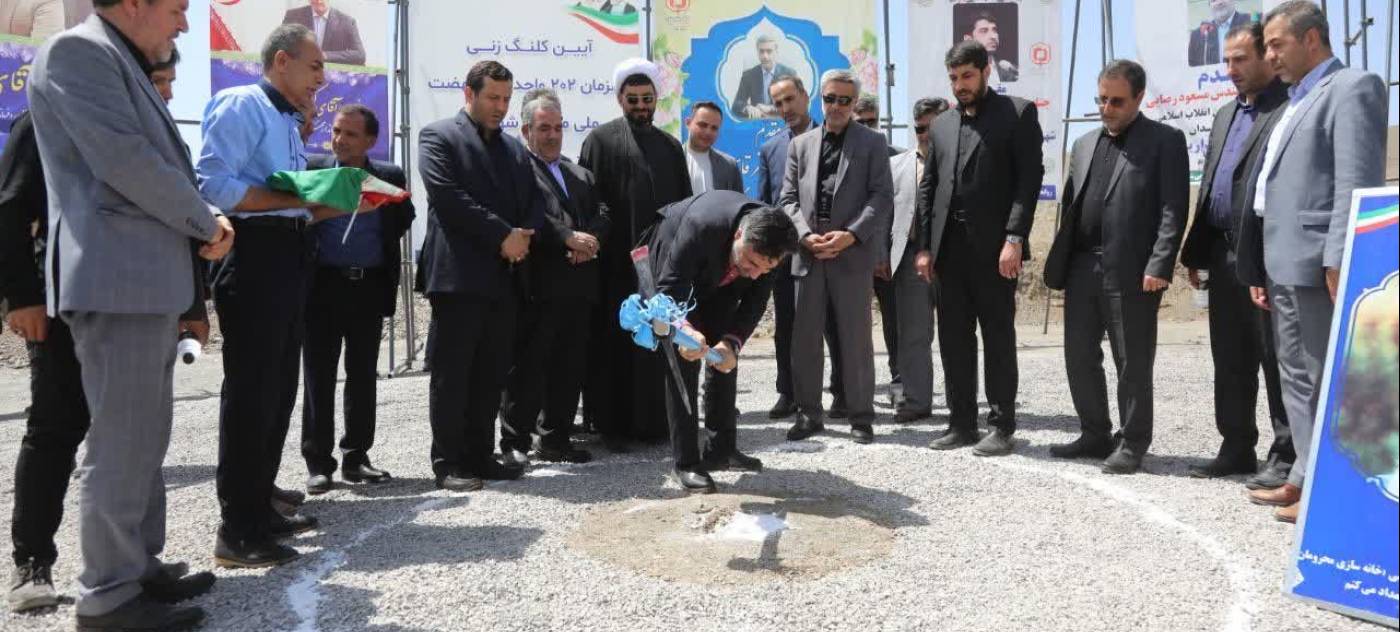 با حضور معاون رئیس جمهور: عملیات اجرایی ۲۰۲ واحد طرح نهضت ملی مسکون در ملایر آغاز شد.