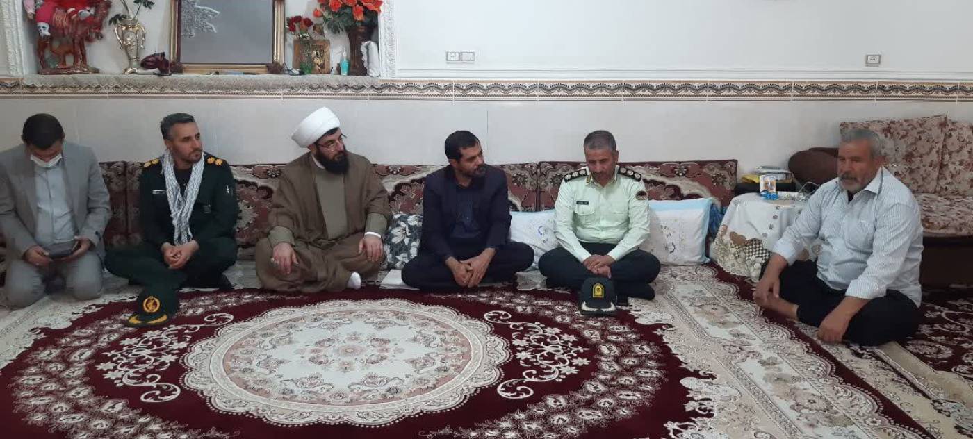 دیدار فرماندار و امام جمعه و جمعی از مسئولان شهرستان با دو جانباز دفاع مقدس/ فرماندار فامنین: ایثار خانواده شهدا و جانبازان فراموش شدنی نیست.