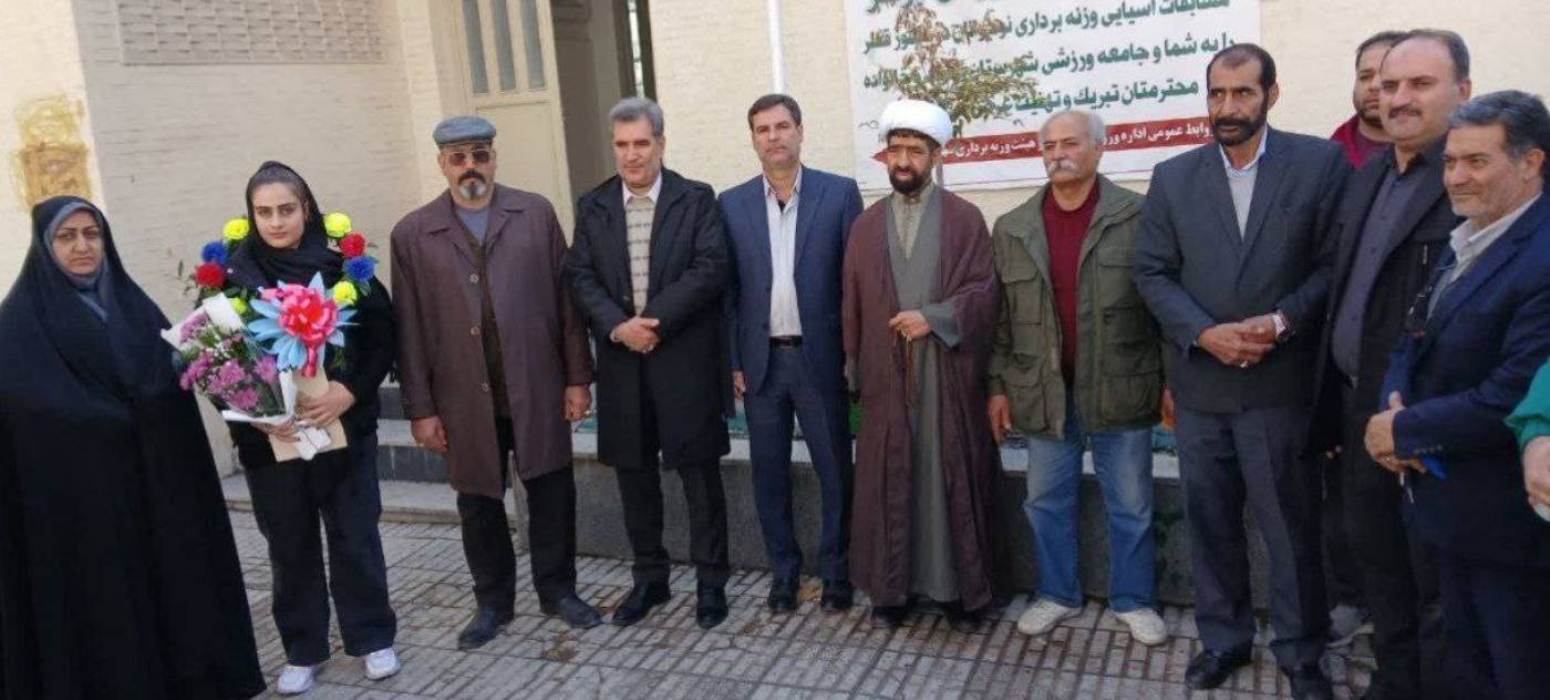  استقبال فرماندار نهاوند از «عسل کدخدایی» قهرمان وزنه‌برداری آسیا