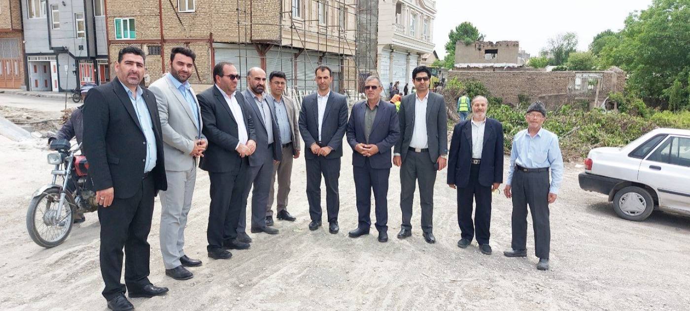آغاز عملیات بازگشایی معبر ۲۴ متری منشعب از میدان شورا به بلوار شهید قهاری در اسدآباد