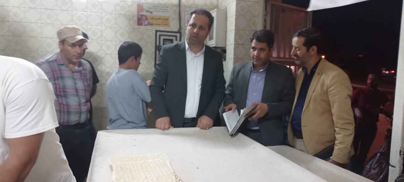  بازدید سرزده و شبانه معاون هماهنگی امور اقتصادی استانداری‌ از نانوایی‌ها و بازار