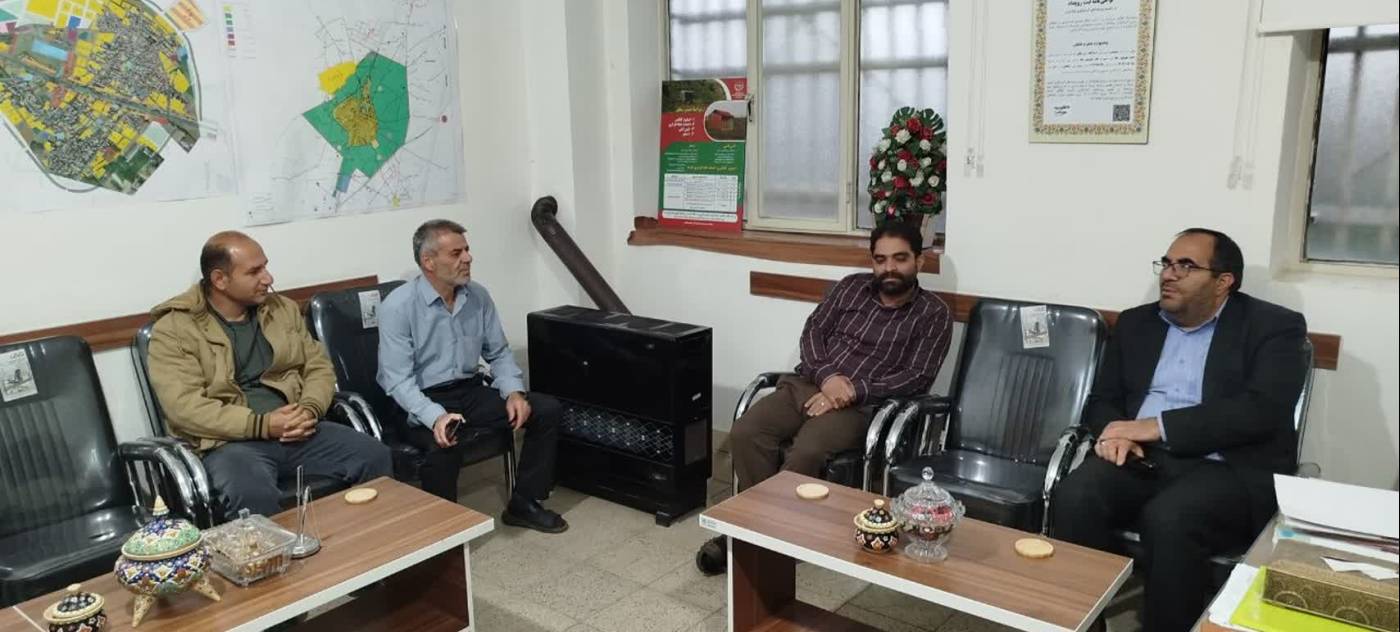 بازدید سرزده فرماندار اسدآباد از شهرداری شهر پالیز