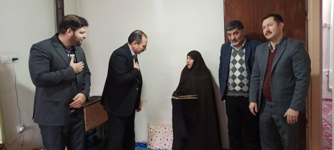 دیدار فرماندار شهرستان بهار با خانواده شهیدان محمد رضا فردوسی چهره و ابراهیم عبدالهی