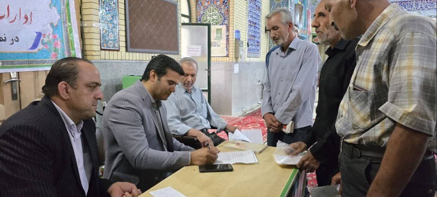 برپایی میز خدمت ادارات شهرستان رزن در محل برگزاری نماز جمعه