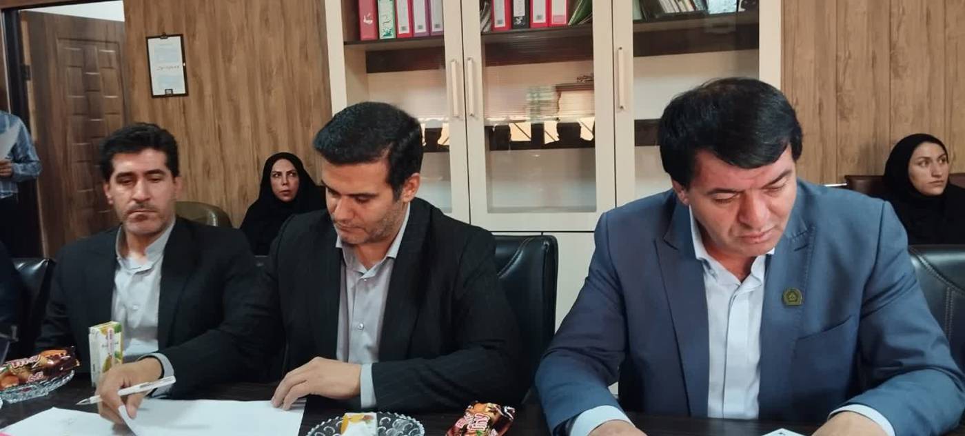 ستاد گلخانه‌های شهرستان رزن برگزار شد/ فرماندار: با هم‌افزایی دستگاه‌ها، مسیر ۱۰۰۰ هکتار گلخانه را هموار می‌کنیم