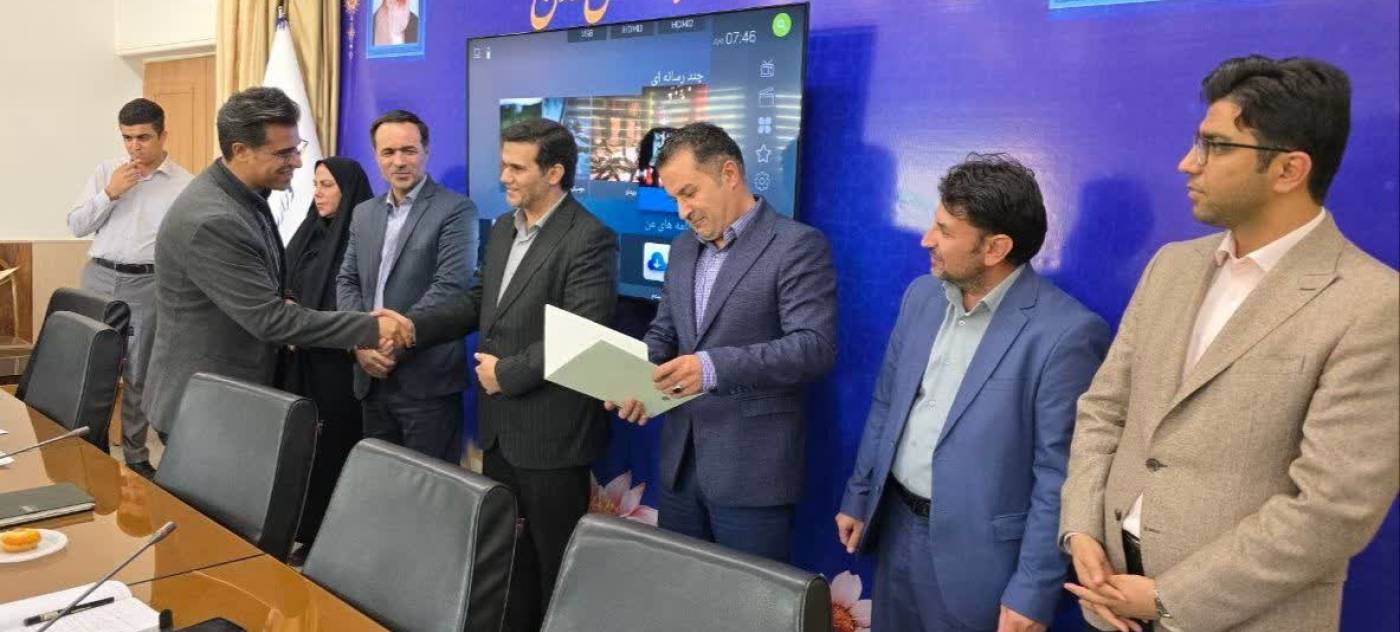 مراسم تجلیل از کارمندان نمونه در شهرستان رزن برگزار شد