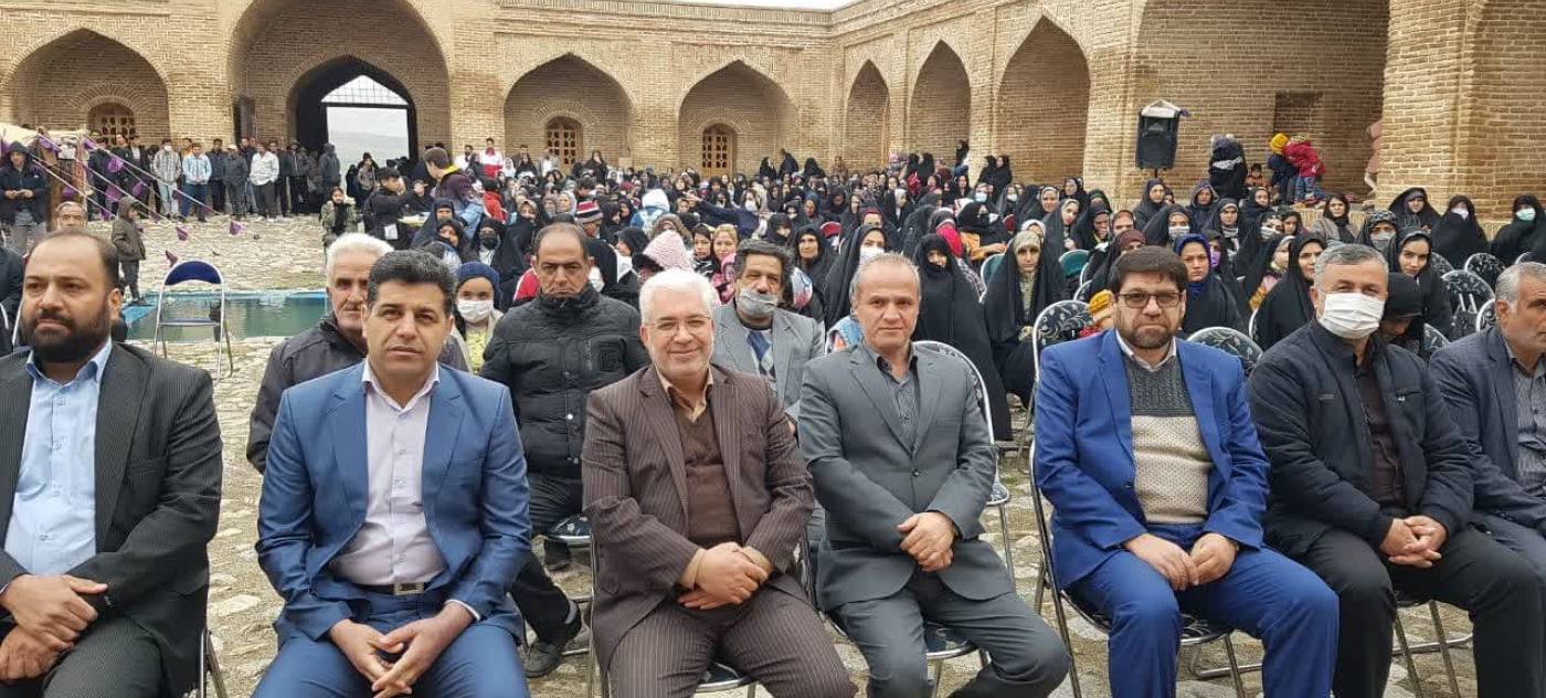 مراسم جشن نیمه شعبان در کاروانسرای فرسفج با حضور حسین افشاری فرماندار شهرستان تویسرکان،معاون سیاسی امنیتی و اجتماعی فرمانداری، بخشدار قلقلرود و تعدادی از مسیولین  در حال برگزاری است