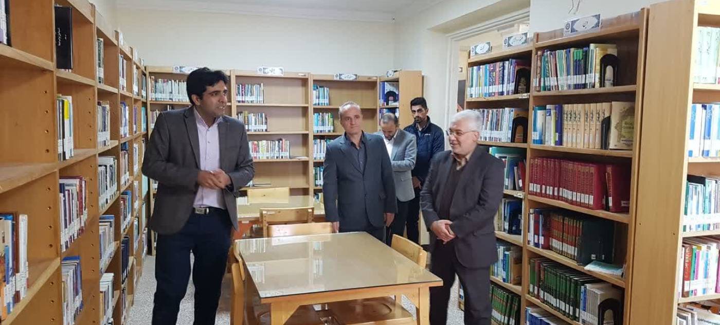 فرماندار شهرستان تویسرکان از کتابخانه عمومی شهر فرسفج بازدید کرد