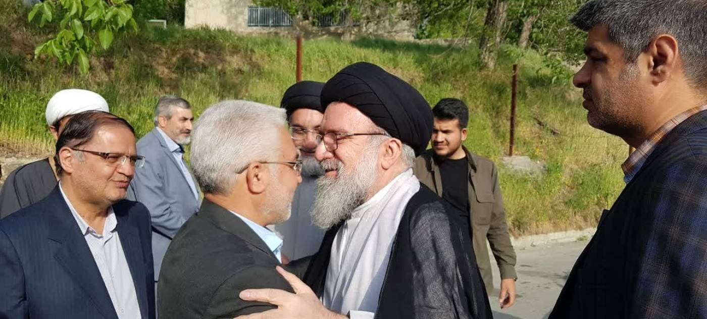 آیت اله خاتمی، با استقبال حسین افشاری فرماندار شهرستان تویسرکان و تعدادی از مسئولین شهرستان وارد بهشت غرب پایتخت طلای سبز شدند