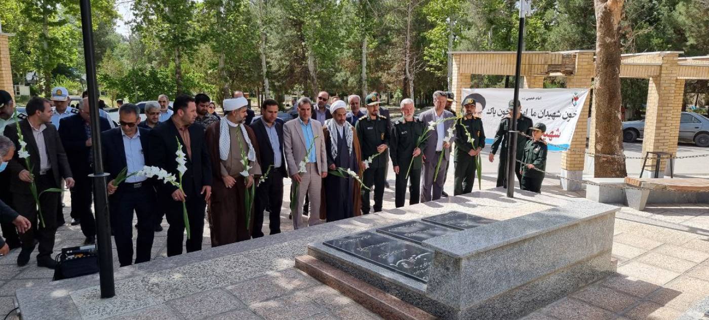  گلریزان و عطرافشانی مزار شهدای گرانقدر شهرستان نهاوند