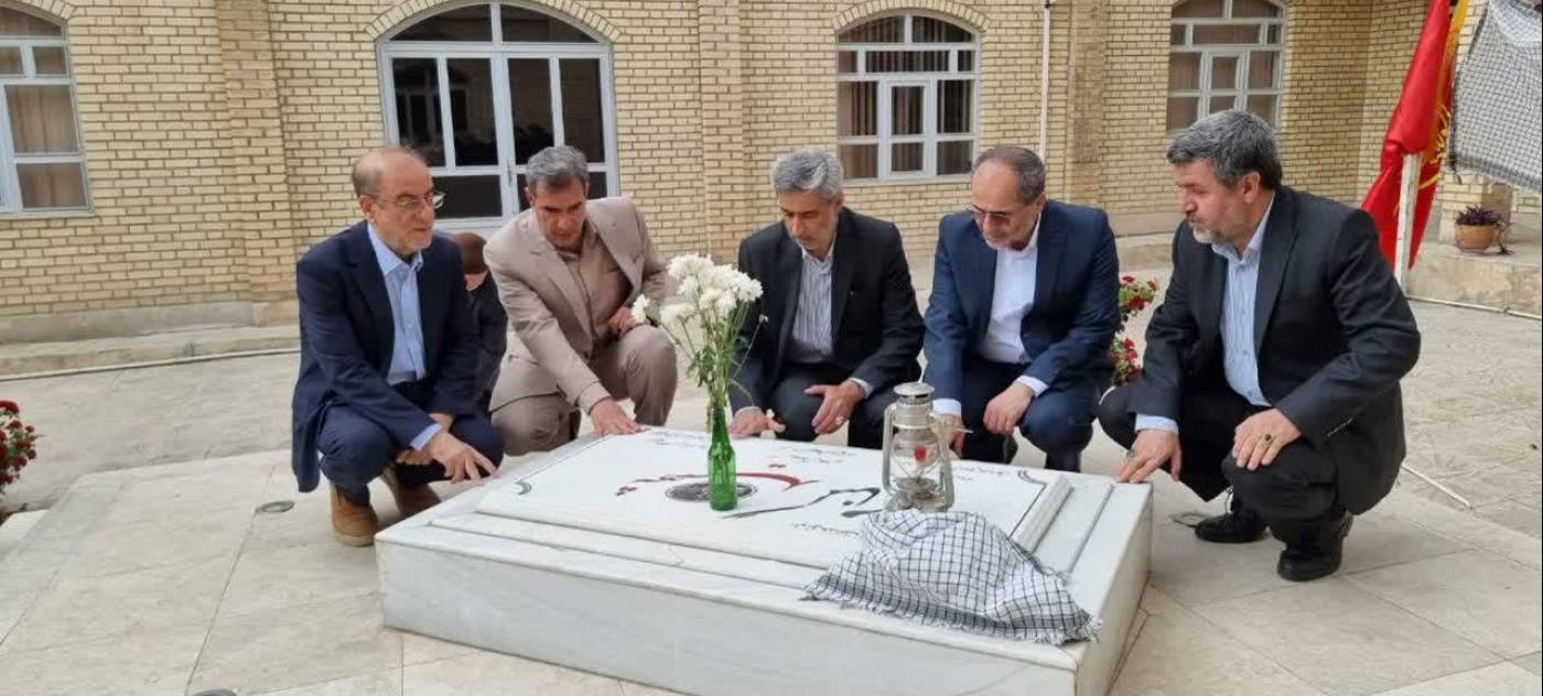 حضور استاندار همدان بر مزار شهدای گمنام حوزه علمیه خواهران نهاوند