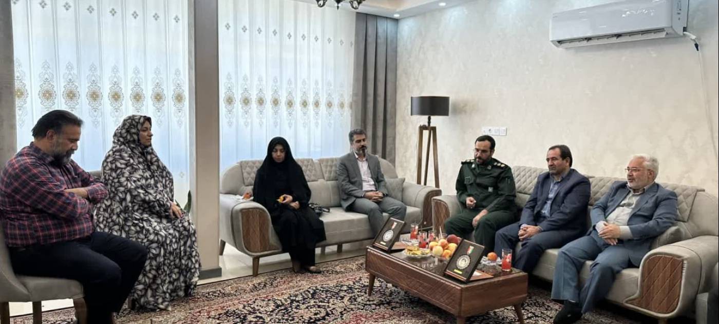 در راستای دومین کنگره بزرگداشت ۸۰۰۰ شهید استان همدان و به منظور گرامی داشت یاد و نام شهیدان و تجلیل از خانواده های عزیز شاهد ، حسین افشاری فرماندار شهرستان تویسرکان فرمانده  سپاه ناحیه مقاومت شهرستان تویسرکان معاون مدیر کل ارشاد استان همدان  محمد داوری رئ