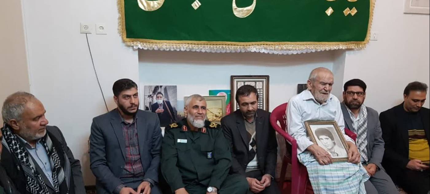 علیرضا اسماعیل بگی معاون عمرانی و برنامه ریزی فرمانداری شهرستان تویسرکان به همراه سردار رضامیرزائی مسئول مجمع راویان استان  همدان، بخشدار مرکزی و تعدادی از پیشکسوتان و راویان دفاع مقدس با خانواده معظم شهید محمد حاجی زین العابدینی دیدار و تجلیل بعمل آورند
