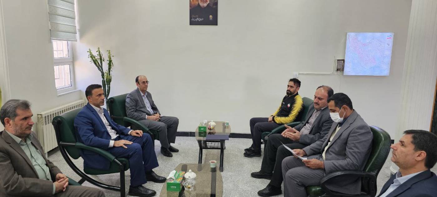 فرماندار نهاوند از قهرمان فوتسال ناشنوایان جهان تجلیل کرد