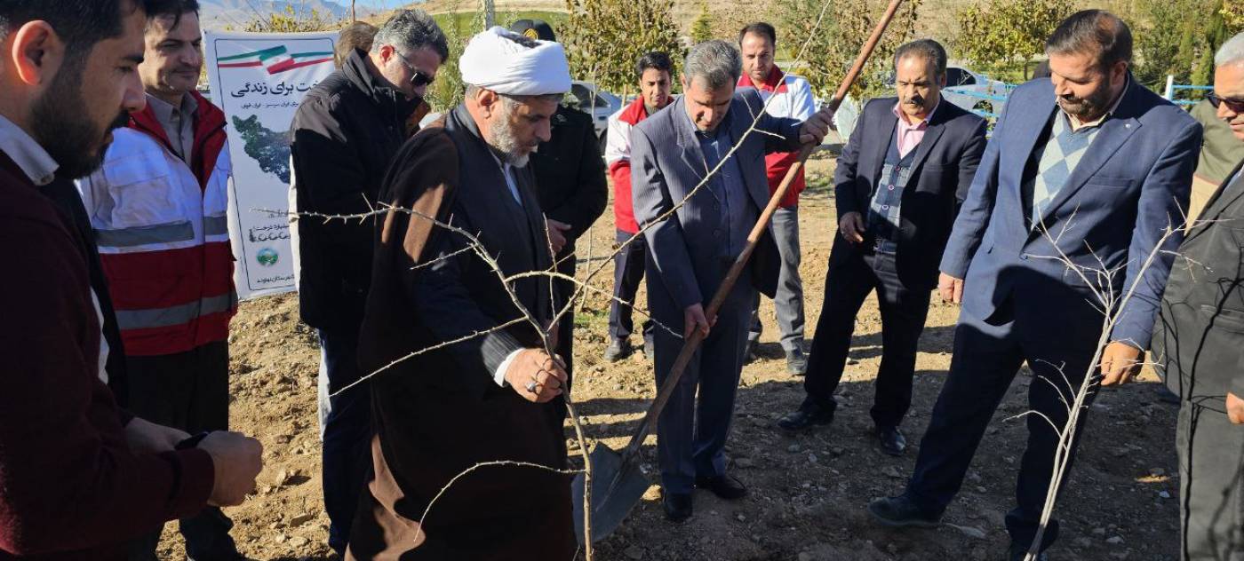 با حضور فرماندار نهاوند؛  پویش مردمی کاشت یک میلیارد درخت هم‌زمان با سراسر کشور در نهاوند آغاز شد