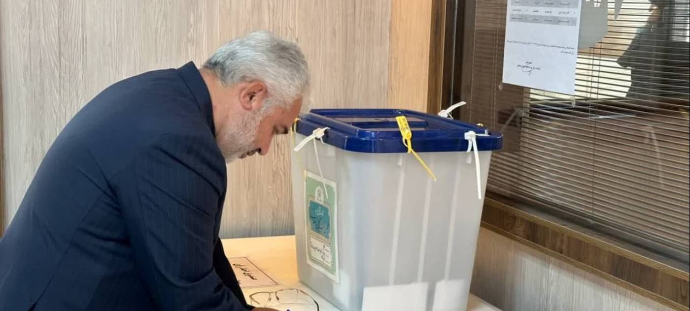 فرماندار شهرستان تویسرکان رای خود را به صندوق انداخت