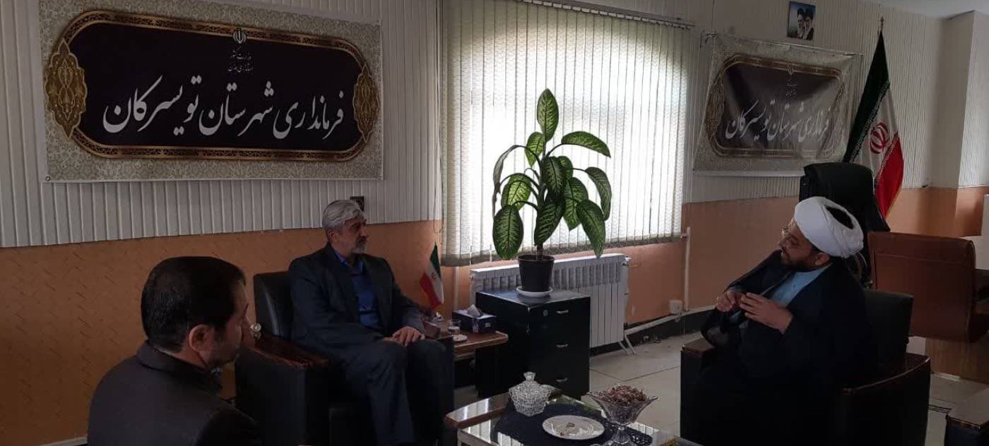 مسول ستاد اقامه نماز شهرستان تویسرکان با حضور در محل دفتر فرماندار با سید مجید شماعی سرپرست فرمانداری شهرستان تویسرکان دیدار و گفتگو کرد.