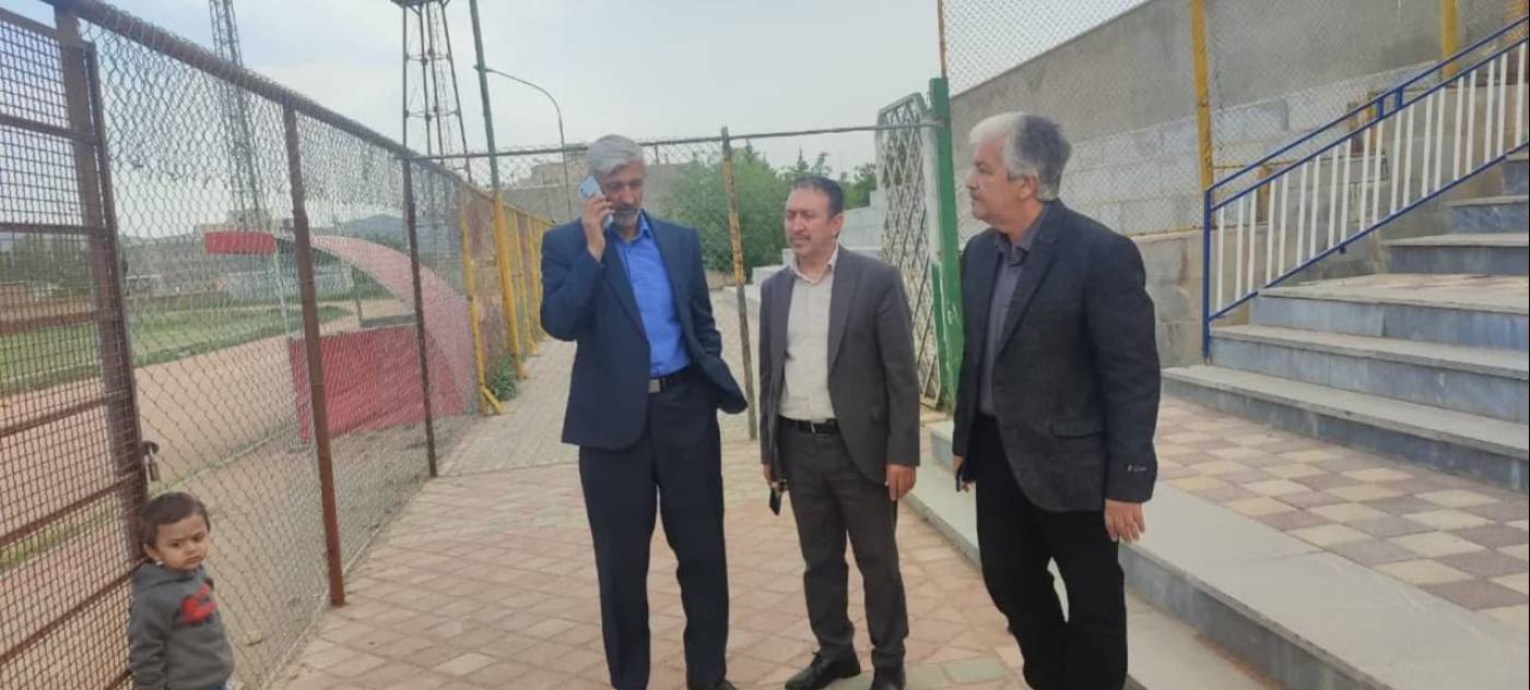 حضور و بازدید فرماندار محترم شهرستان آقای شماعی از ورزشگاه شهید هرمزی به اتفاق اقایان فرهاد رحیمی سرپرست محترم اداره ورزش و جوانان و جعفر فرهمند دبیرمحترم هیئت فوتبال