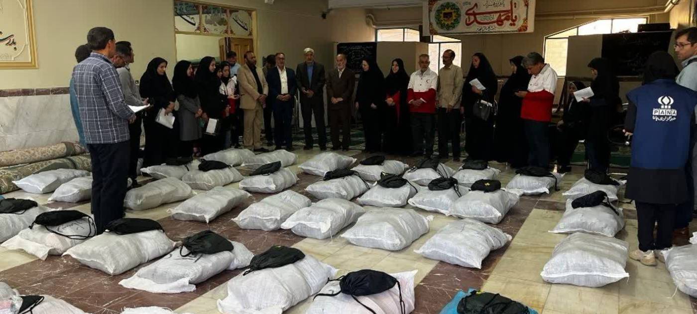 توزیع بسته‌های لوازم‌التحریر در تویسرکان با همکاری بنیاد علوی