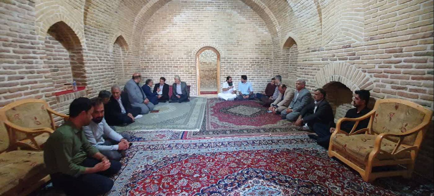 با حضور مسئولان شهرستان، توسعه گردشگری در کاروانسرای فرسفج بررسی شد
