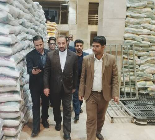 بازدید بیرانوند فرماندار نهاوند  به همراه دادستان از فروشگاههای توزیع و عرضه  کالاهای اساسی 